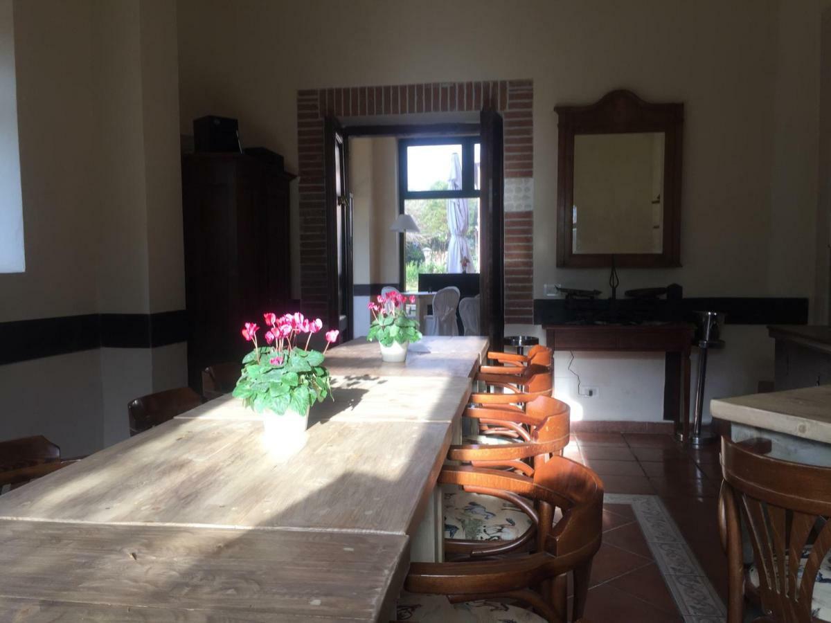 Отель Casale Appio Рим Экстерьер фото
